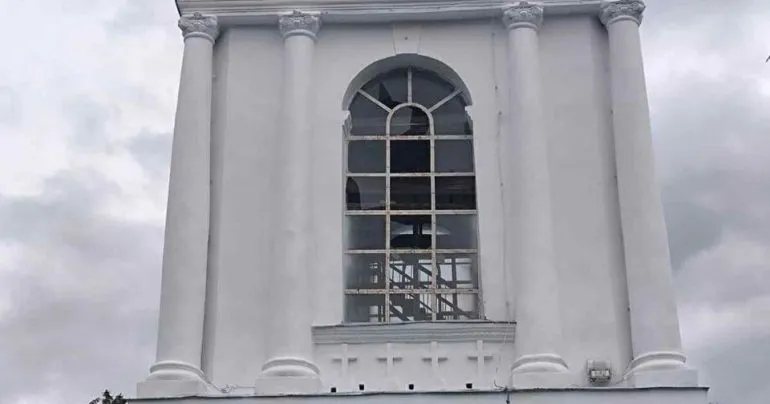 У Полтаві пошкоджено дзвіницю Свято-Успенського собору через обстріл рф