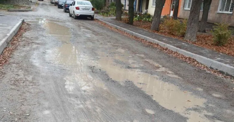 В Полтаве не завершили ремонт провулка Великого до октября: жители ждут асфальта