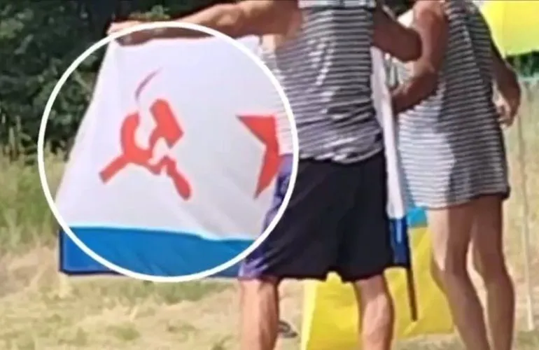 В Полтаве мужчину условно осудили за демонстрацию советского флага на пляже
