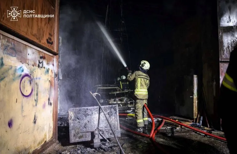 Пожежа у Полтаві: у гаражі училища згоріли авто і мототехніка, є постраждалий