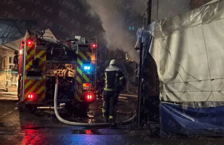 У Полтаві на центральному ринку повністю згорів продуктовий кіоск