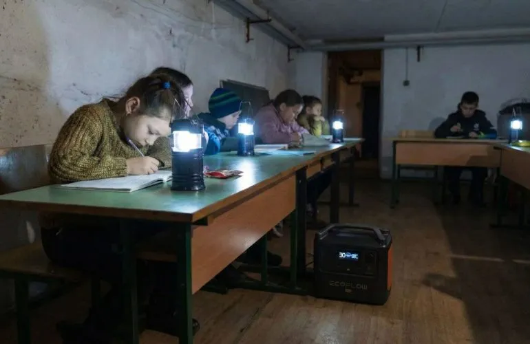 Полтавські школи залишаються без освітлення в укриттях: влада змінює розклади занять