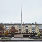 В Полтаве монтируют главную новогоднюю елку на Театральной площади