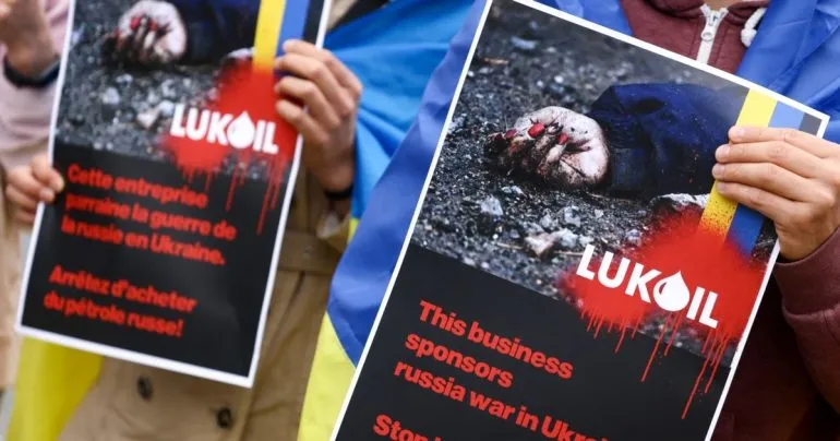 Як санкції США проти російської нафти впливають на економіку рф та її майбутнє