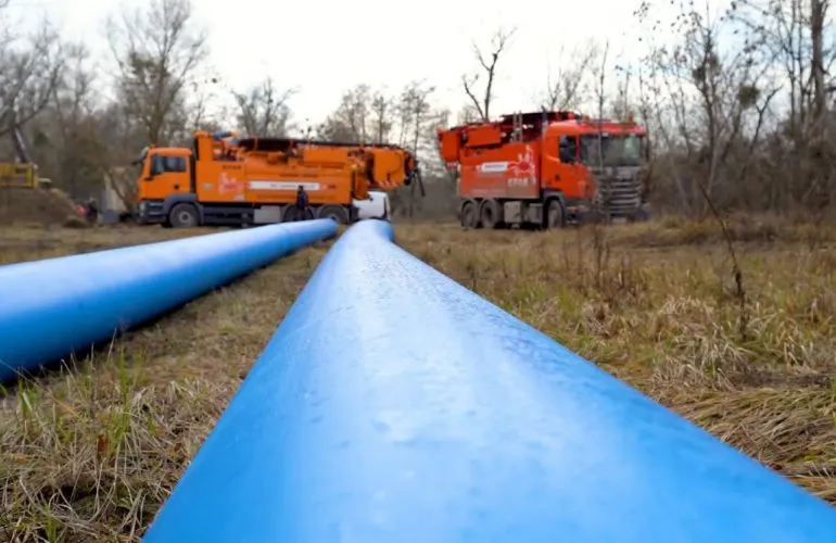 Полтававодоканал реконструює аварійну ділянку каналізаційного колектора через Ворсклу