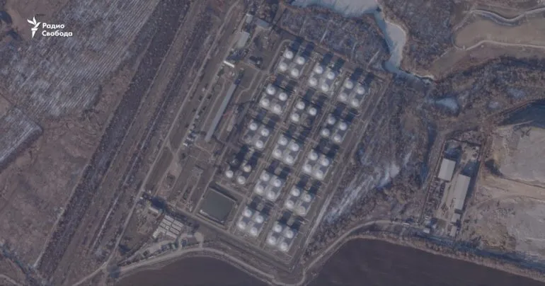 Украинские силы нанесли удары по нефтеперерабатывающим и военным объектам в Саратовской области и Новороссийске