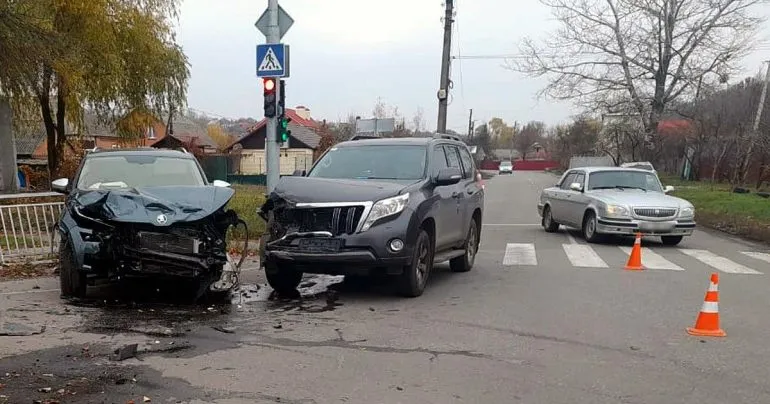 У Полтаві на перехресті Великорогізнянської та Героїв Крут зіткнулися три авто