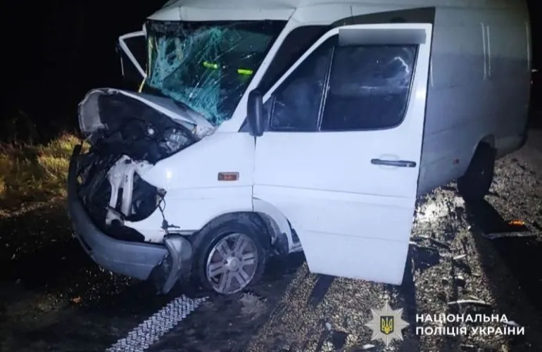 Водитель микроавтобуса получил травмы в ДТП возле Лазірок на трассе Киев — Харьков