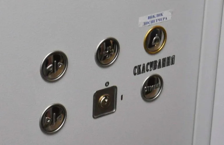 У Полтаві встановлюють реле напруги для захисту ліфтів від перепадів електроенергії