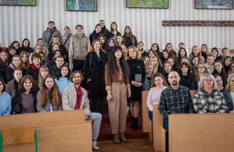 У Полтаві відбулася творча зустріч студентів із письменницею Світланою Тараторіною