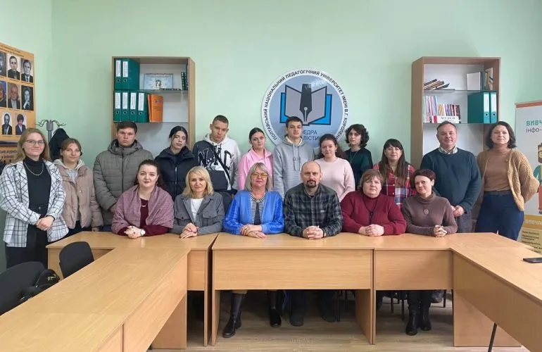 Доцент і військовослужбовець Сергій Шебеліст поділився досвідом комунікацій у війську на зустрічі в Полтавському педагогічному університеті