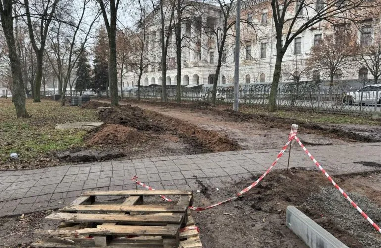 У Полтаві асфальтують доріжку в Корпусному парку: деталі тендеру та реакція містян