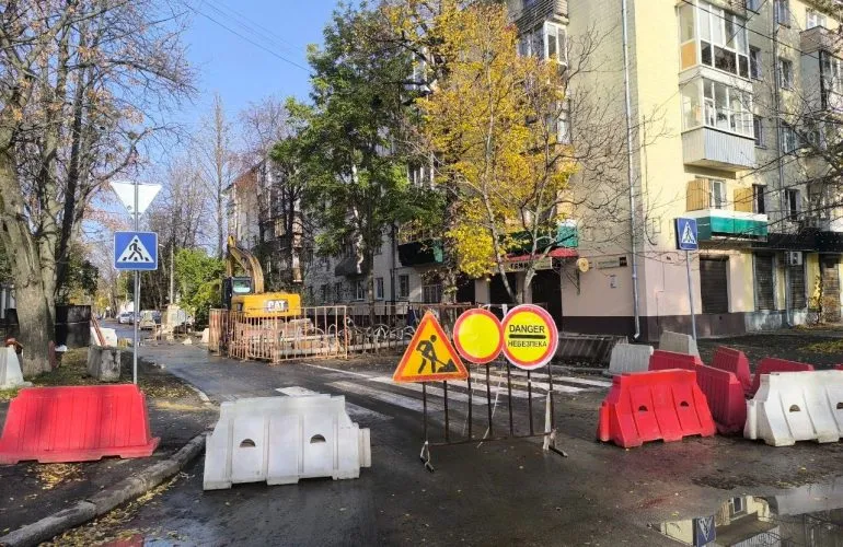 В Полтаве модернизируют канализационный колодец на улице Пилипа Орлика