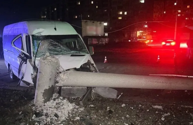 На Леваді мікроавтобус зніс електроопору