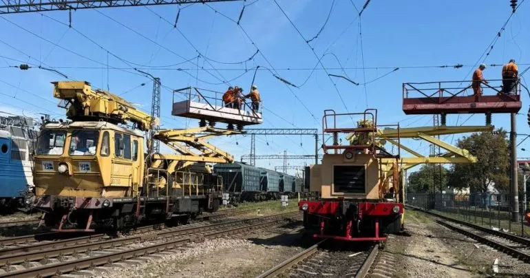Затримки поїздів на Полтавщині через пошкодження залізниці після атаки