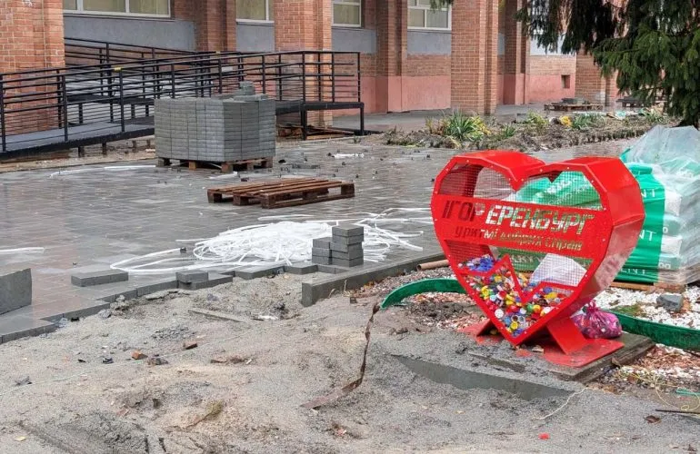 У Полтаві триває ремонт двору 5-ї школи з укладанням нової плитки за 2,7 млн грн