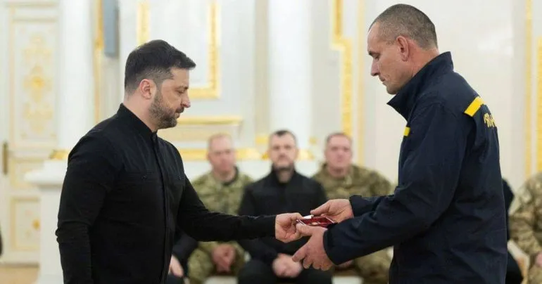 Спасателя из Полтавщины наградили орденом за мужество во время ликвидации обстрела