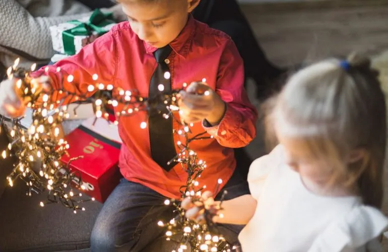 Правила електробезпеки для дітей під час зимових канікул: поради енергетиків