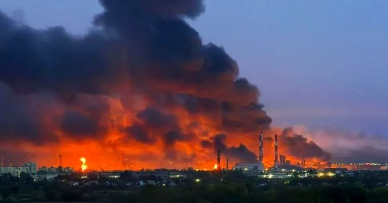 Який вплив мають удари по НПЗ рф на економіку та війну проти України
