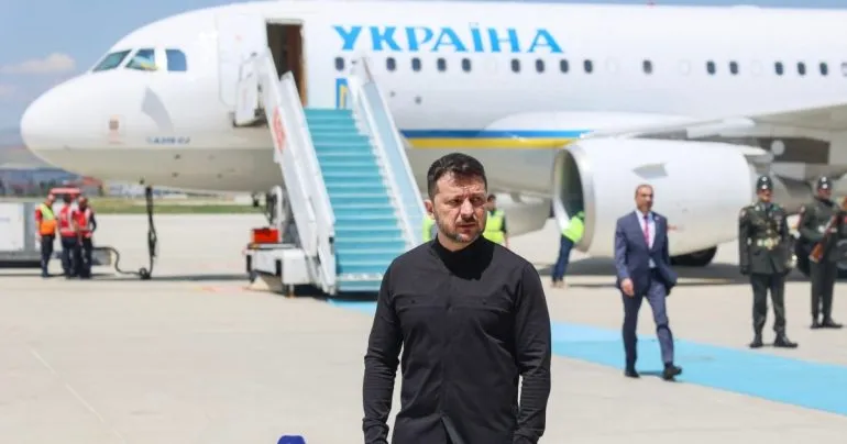 Во время визита Зеленского в Дублин рядом с его самолетом зафиксировали военные дроны