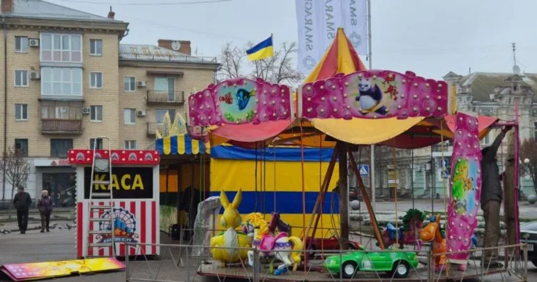 В Полтаве разрешили новогодние аттракционы и торговые лотки у театра на Соборности