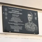 У Полтаві відкрили меморіальну дошку герою Андрію Пархоменку на фасаді школи №22