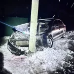 ДТП в Полтаве: легковой автомобиль Skoda врезался в электроопору на Чумацком Шляху во время комендантского часа