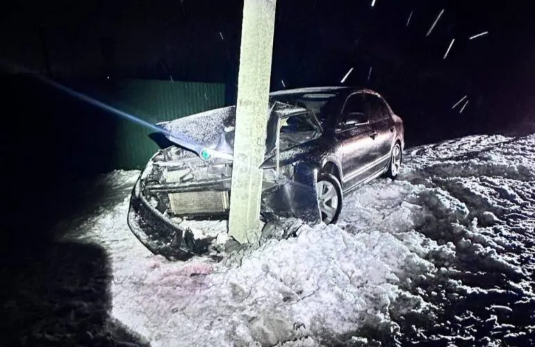 У комендантську годину на вулиці Чумацький Шлях у Полтаві легковик в’їхав в електроопору