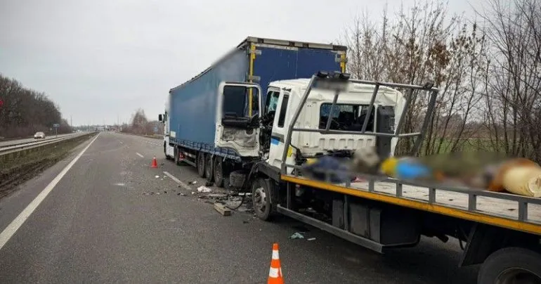 ДТП на трасі Київ – Харків біля Лубен: водій вантажівки у реанімації