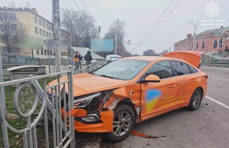ДТП на перекрестке Европейской и Шевченко в Полтаве: такси Uklon столкнулось с ВАЗ