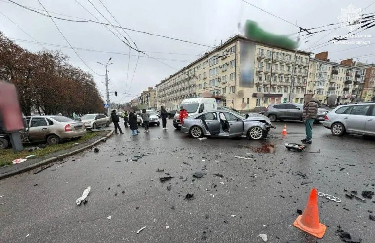 В Полтаве водитель ВАЗ нарушил правила и столкнулся с Audi на перекрестке