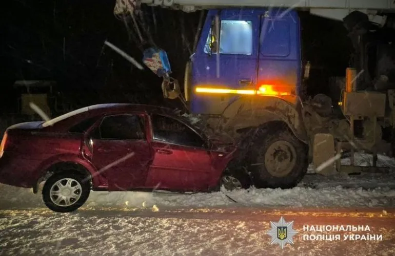 У Сенчі водій Chevrolet потрапив до лікарні після зіткнення з автокраном