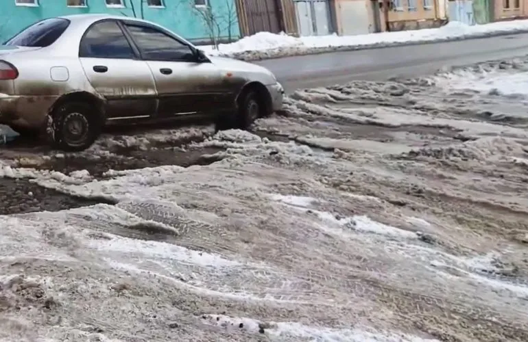 На улице Руслана Оникиенко в Полтаве продолжается утечка канализационных стоков