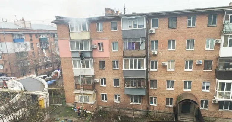 В центре Полтавы произошел пожар в квартире: владелица обратилась к медикам