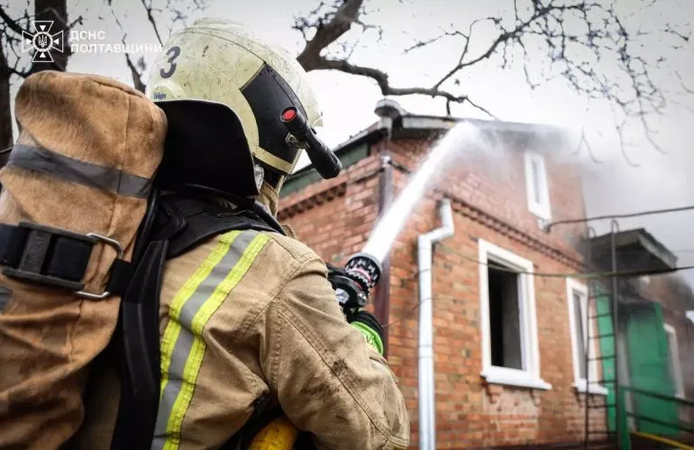 У Полтаві сталася пожежа в приватному будинку на вулиці Оксани Мешко