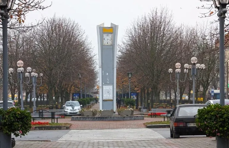 В Полтаве демонтируют заброшенные часы и незаконные конструкции: полный перечень объектов