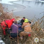 В Карловке спасатели вытащили двух детей, которые провалились под лёд на пруду
