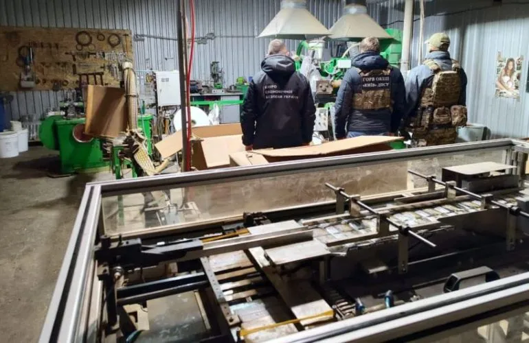 БЕБ заблокувало нелегальну тютюнову фабрику в Кременчуці, пов’язану з депутатом облради