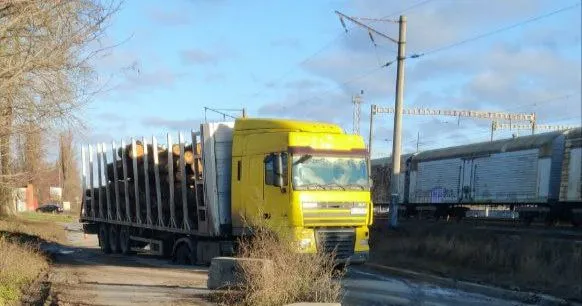 В Полтаве на улице Дорошенко грузовики и легковушки попадают в провалы из-за аварийного коллектора