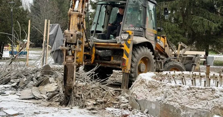 В Полтаве неизвестные повредили и украли ограждение во время демонтажа фонтана в Солнечном парке