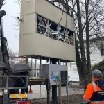 В центре Полтавы демонтировали неисправный экран у кинотеатра Котляревского