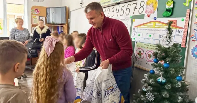 Прокурор Полтавщини: роздача пакетів із прізвищем депутата у школах – порушення закону