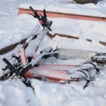 В Полтаве электросамокаты JET и Rooh оставлены под снегом, техника портится