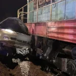 У Кременчуці на залізничному переїзді авто зіткнулося з тепловозом через порушення ПДР