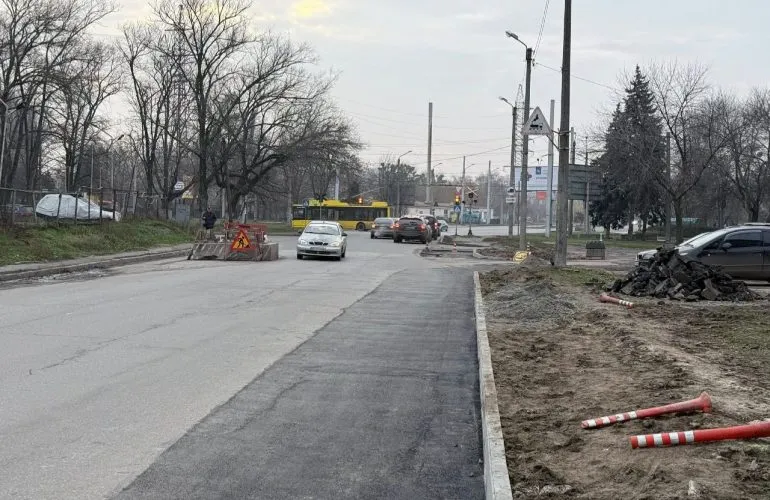 На вулиці Панянки облаштовують додаткову смугу для об’їзду провалля колектора