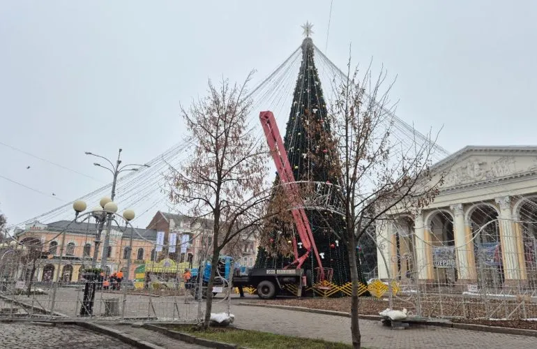 На Театральной площади Полтавы из-за короткого замыкания демонтировали шатер главной елки