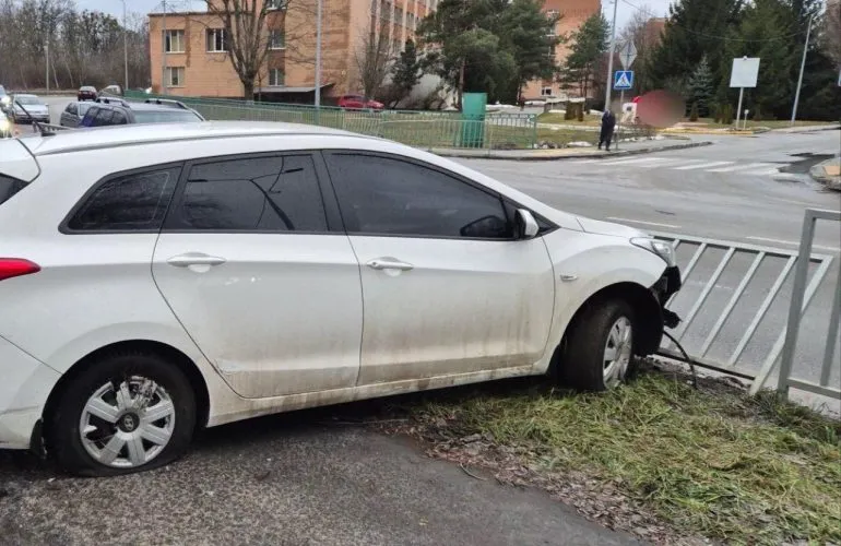 У Полтаві водійка Hyundai врізалася в огородження біля 1-ї лікарні
