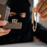 Внук и знакомый получили условный срок за кражу золота деда