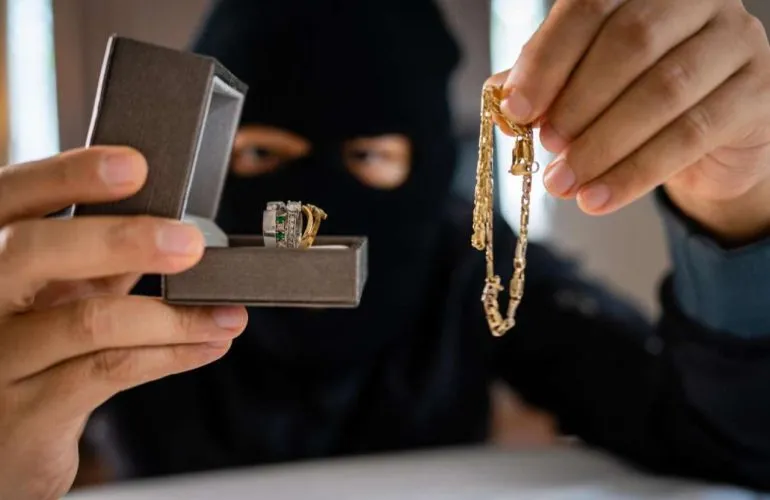 Внук и знакомый получили условный срок за кражу золота деда