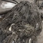 Полтававодоканал витягнув зі стоку на Пилипа Орлика спресований затор із серветок